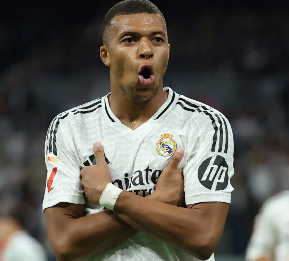 Mbappé esulta con la maglia Real Madrid 2025 durante una partita ufficiale