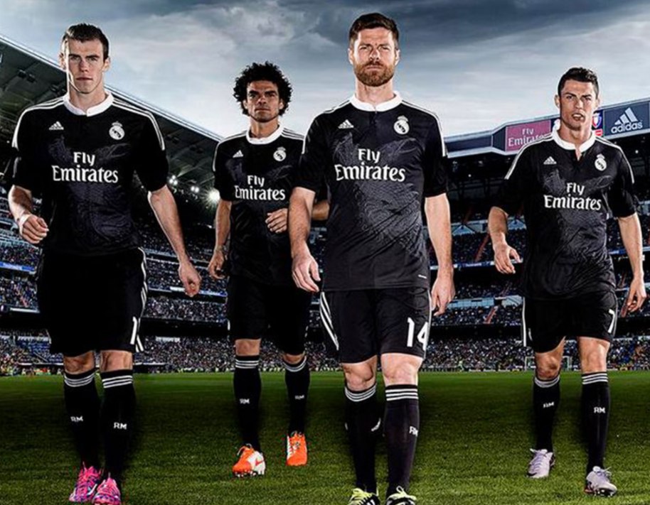 Giocatori del Real Madrid indossano la terza maglia nera con drago 2014-2015 sul campo da calcio