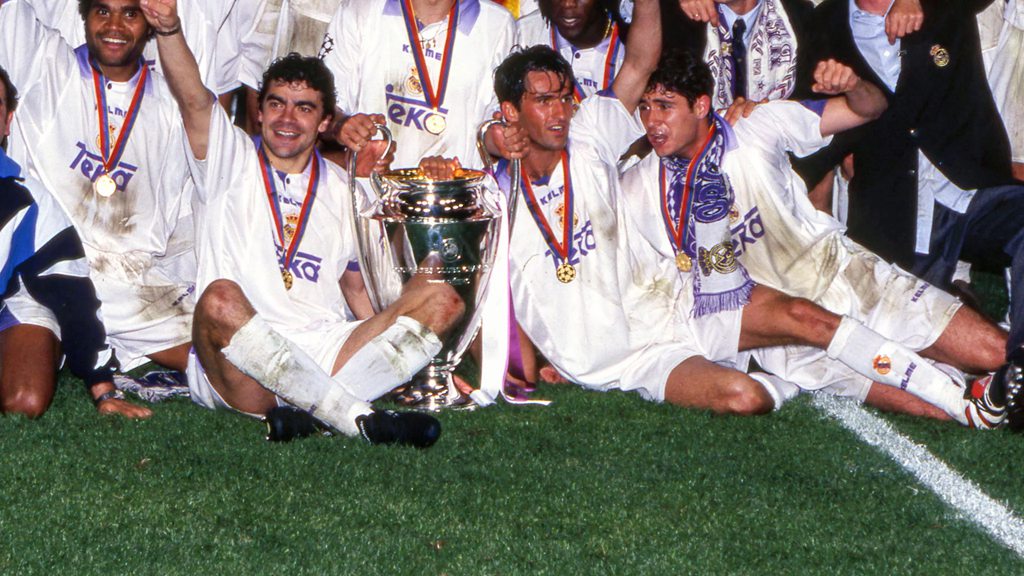Giocatori del Real Madrid con maglia vintage Kelme e Teka festeggiano la Champions League 1998.